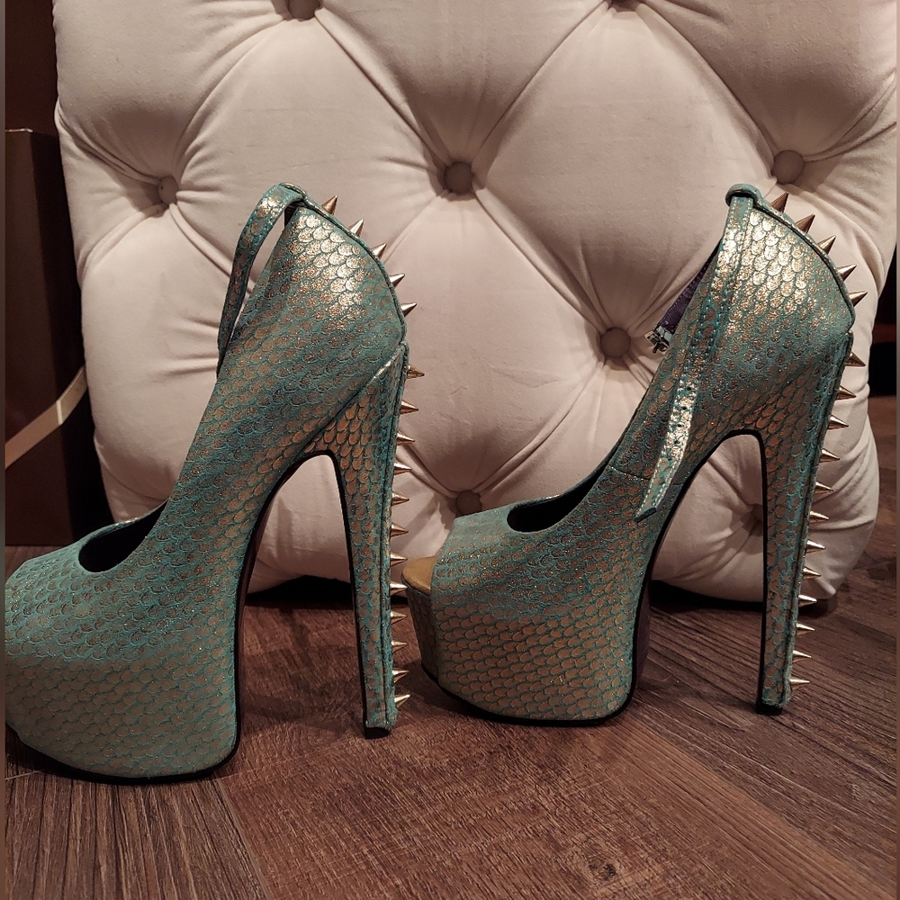 Women's size 7 heels - Picture 4 of 6